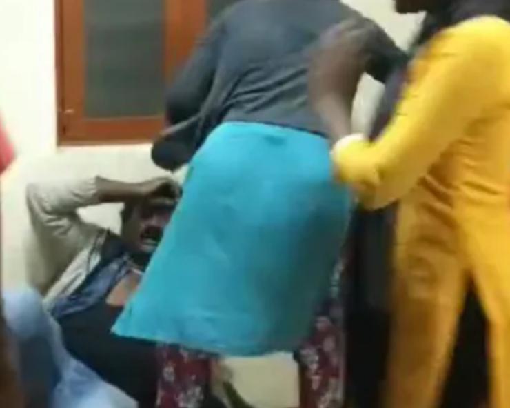 Kannada Mandya Sex - Karnataka: School headmaster thrashed with sticks for sexually assaulting  girl student in Mandya (VIDEO)