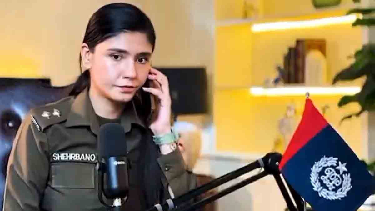 Pakistani ASP Leaves Podcast for Murder Case, Returns in an Hour&mdash;Viral Video Sparks Trolling "Sab Ek Ghante Mein Ho Gaya"