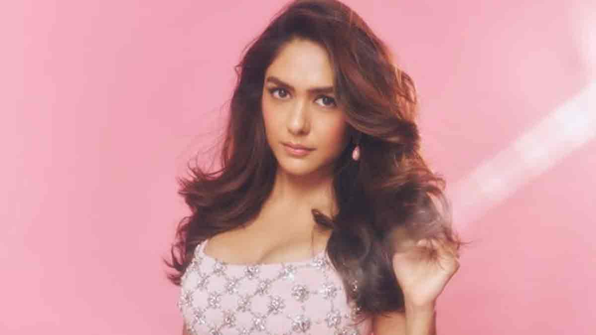 Mrunal Thakur Reacts to Yashasvi Jaiswal Dating ...