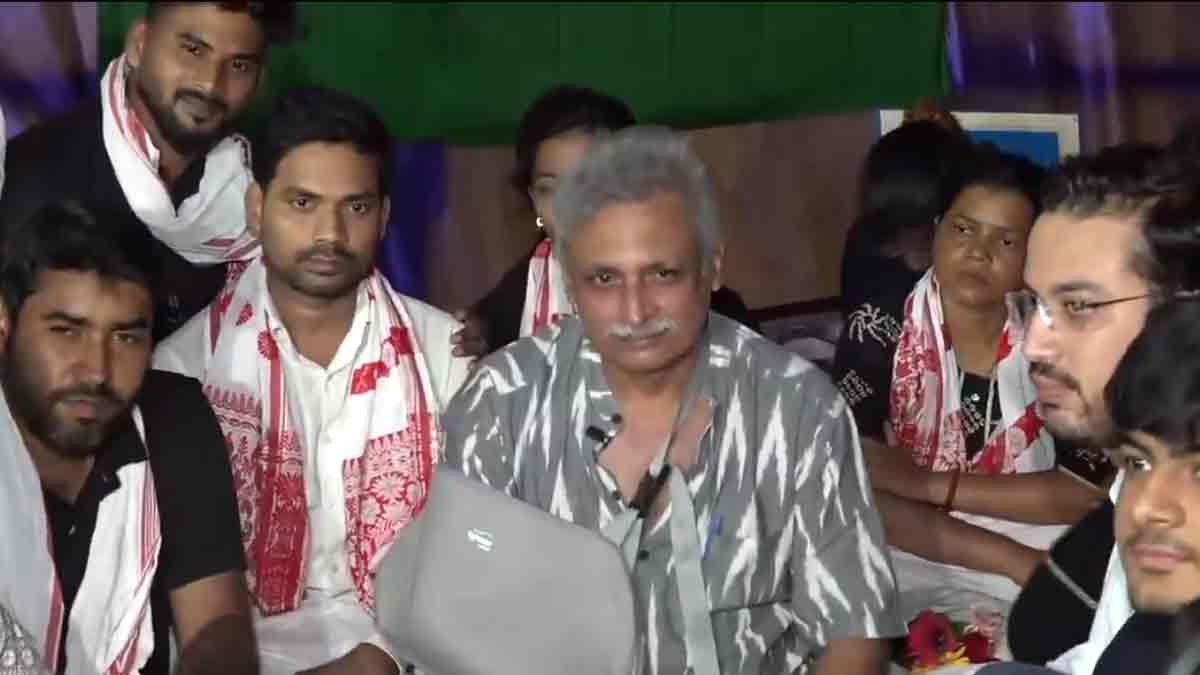 Piyush Mishra Meets Protesting Job Aspirants in ...