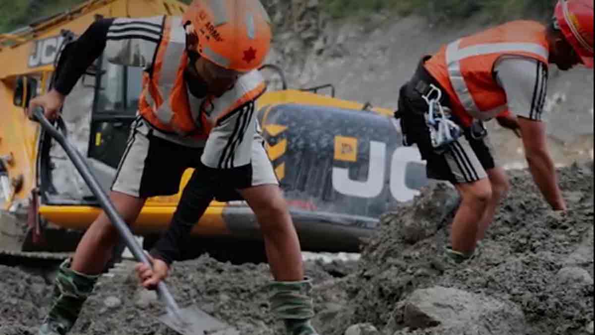 Nepal issues fresh flood warning as 3,000 still ...