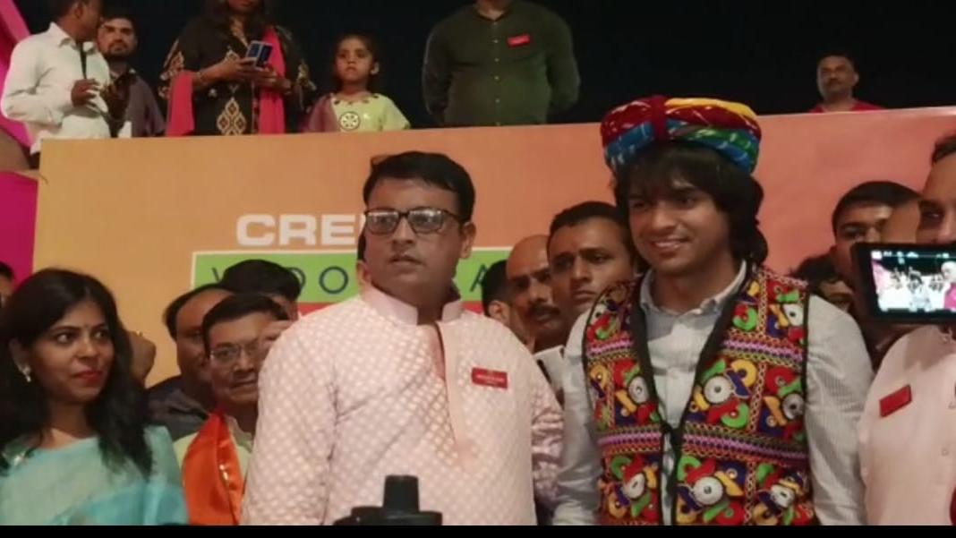 Neeraj Chopra: गोल्डन बॉयने चाहत्यांसोबत गरबा केला, व्हिडिओ व्हायरल ...