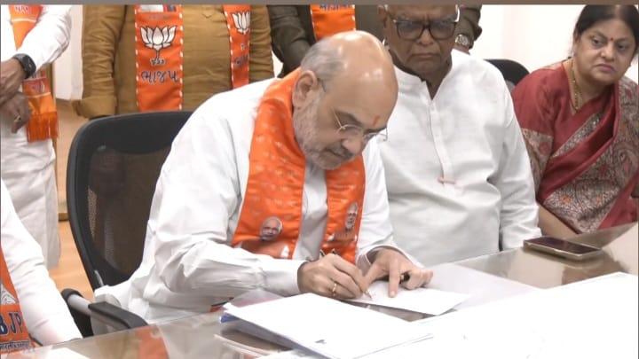 Amit Shah filed his candidature in Vijay Muhurt ...