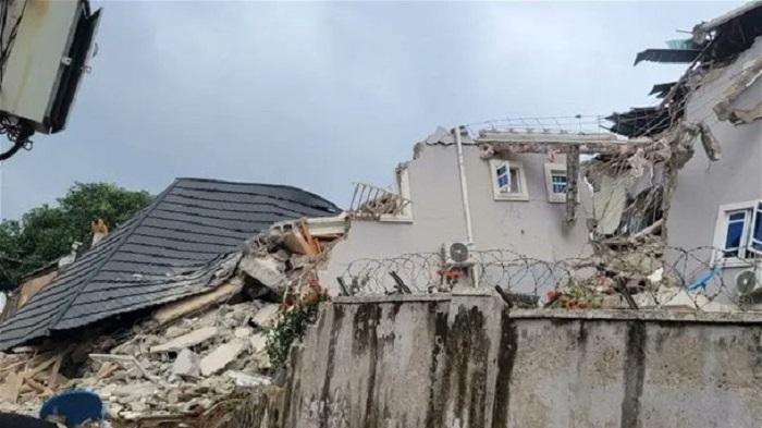 100 buried after school building collapses in ...