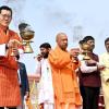 Bhutan King In Mahakumbh: કેસરિયા કપડામાં મહાકુંભ પહોચ્યા ભૂતાનના રાજા, સંગમમાં કર્યુ સ્નાન