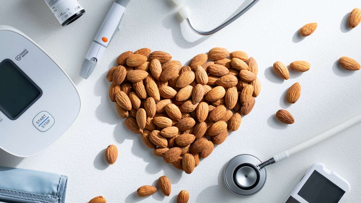 એક દિવસમાં કેટલી બદામ ખાઈ શકો છો ? શુ છે બદામ ખાવાનો યોગ્ય સમય, કોણે ન ખાવી જોઈએ