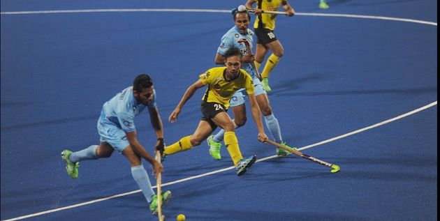 भारतीय पुरुष हॉकी टीम ने ऑस्ट्रेलिया से की सीरीज बराबर, 6-3 से जीता अंतिम मैच
AUSvsIND भारतीय अंडर 18 पुरुष हॉकी टीम ने सोमवार को मध्य प्रदेश के भोपाल में उद्धव दास मेहता (भाई जी) सेंट्रल साई सेंटर में ऑस्ट्रेलिया अंडर18 को 6-3 से हराकर ज़बरदस्त वापसी की। इस शानदार जीत के साथ, मेजबान टीम ने चार मैचों की सीरीज़ 1-1 से बराबर कर ली है, जिससे अब एक रोमांचक फाइनल की उम्मीद है।
भारतीय टीम ने पहले हाफ में जबरदस्त प्रदर्शन करते हुए मैच पर जल्दी ही नियंत्रण कर लिया। आकाश दीप ने (10वें) मिनट पहले क्वार्टर में गोल किया, जिसके तुरंत बाद शाहरुख अली ने (14वें) मिनट गोल किया। मेजबान टीम ने दूसरे क्वार्टर में दबाव और बढ़ा दिया, जिसमें केतन कुशवाहा ने (25वें) मिनट और रोमित पाल ने (26वें) मिनट में एक के बाद एक गोल करके भारत को आसानी से बढ़त दिला दी। कुशवाहा ने (40वें ) मिनट में अपनी शानदार फॉर्म जारी रखते हुए तीसरे क्वार्टर में मैच का अपना दूसरा गोल किया, जिसके बाद अंश बहुता ने (45वें) मिनट भारत के स्कोरिंग फेस्ट को खत्म कर दिया।
ऑस्ट्रेलिया ने ओवेन टेलर (23’), ऑस्कर फ्रीमैन (29’) और जैक वेलर (32’) के गोलों से वापसी का प्रयास किया। लेकिन भारतीय डिफेंस ने आखिरी क्वार्टर में मजबूती से टिके रहकर मेहमान टीम को कोई और मौका नहीं दिया और एक बड़ी जीत हासिल की।सीरीज का चौथा और आखिरी मैच बुधवार को इसी जगह पर खेला जाएगा। भारतीय पुरुष हॉकी टीम ने ऑस्ट्रेलिया से की सीरीज बराबर, 6-3 से जीता अंतिम मैच
AUSvsIND भारतीय अंडर 18 पुरुष हॉकी टीम ने सोमवार को मध्य प्रदेश के भोपाल में उद्धव दास मेहता (भाई जी) सेंट्रल साई सेंटर में ऑस्ट्रेलिया अंडर18 को 6-3 से हराकर ज़बरदस्त वापसी की। इस शानदार जीत के साथ, मेजबान टीम ने चार मैचों की सीरीज़ 1-1 से बराबर कर ली है, जिससे अब एक रोमांचक फाइनल की उम्मीद है।
भारतीय टीम ने पहले हाफ में जबरदस्त प्रदर्शन करते हुए मैच पर जल्दी ही नियंत्रण कर लिया। आकाश दीप ने (10वें) मिनट पहले क्वार्टर में गोल किया, जिसके तुरंत बाद शाहरुख अली ने (14वें) मिनट गोल किया। मेजबान टीम ने दूसरे क्वार्टर में दबाव और बढ़ा दिया, जिसमें केतन कुशवाहा ने (25वें) मिनट और रोमित पाल ने (26वें) मिनट में एक के बाद एक गोल करके भारत को आसानी से बढ़त दिला दी। कुशवाहा ने (40वें ) मिनट में अपनी शानदार फॉर्म जारी रखते हुए तीसरे क्वार्टर में मैच का अपना दूसरा गोल किया, जिसके बाद अंश बहुता ने (45वें) मिनट भारत के स्कोरिंग फेस्ट को खत्म कर दिया।
ऑस्ट्रेलिया ने ओवेन टेलर (23’), ऑस्कर फ्रीमैन (29’) और जैक वेलर (32’) के गोलों से वापसी का प्रयास किया। लेकिन भारतीय डिफेंस ने आखिरी क्वार्टर में मजबूती से टिके रहकर मेहमान टीम को कोई और मौका नहीं दिया और एक बड़ी जीत हासिल की।सीरीज का चौथा और आखिरी मैच बुधवार को इसी जगह पर खेला जाएगा।