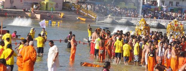 शाही स्नान पर जल तपस्या