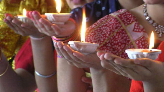 इक प्यार का दीप जलाया जाए...