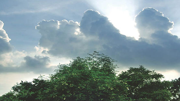 बारिश पर प्रवासी कविता : पाहुन...