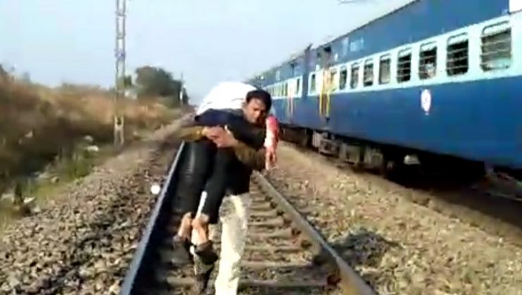सिपाही के साहस को सलाम, रेलवे ट्रेक पर घायल ...