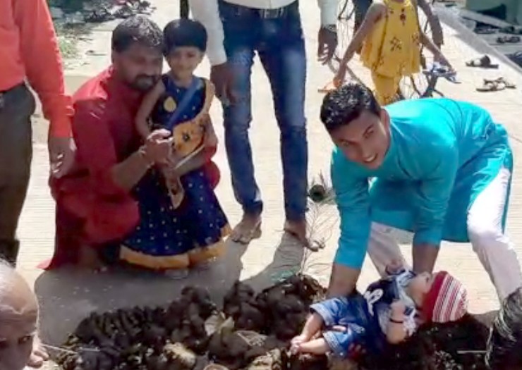 सीहोर में आस्था के नाम पर बच्चों को गोबर पर