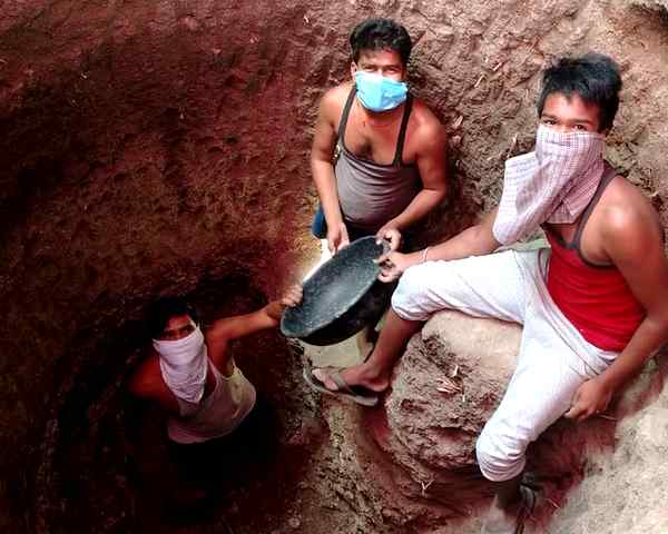 Lockdown का फायदा, 3 नौजवानों ने घर के आंगन में ...