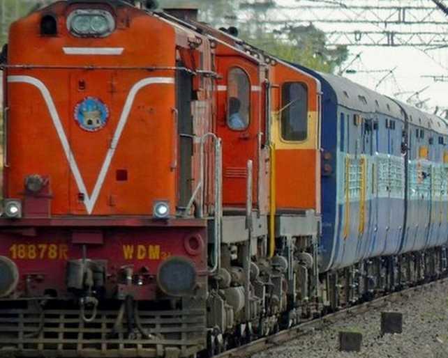 गर्म चाय गिरने के बाद मची भगदड़, चलती ट्रेन से गिरकर 2 लोगों की मौत