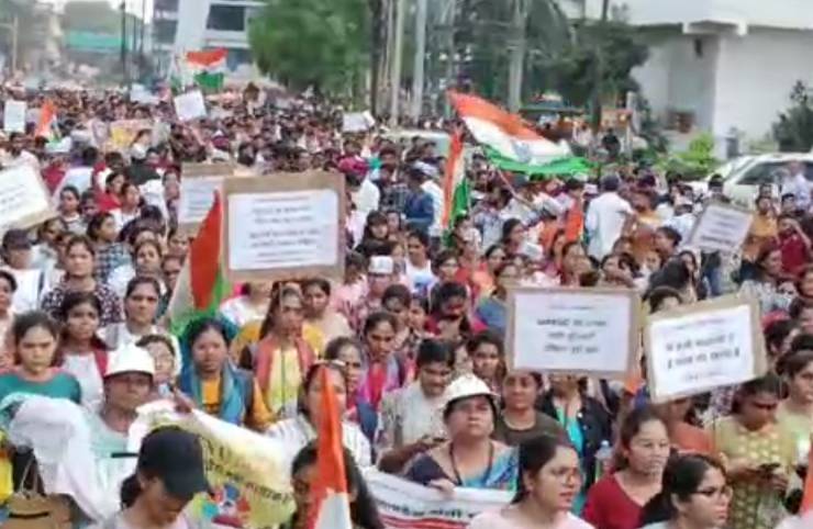 इंदौर में सरकारी नौकरी के लिए युवाओं की हुंकार, ...