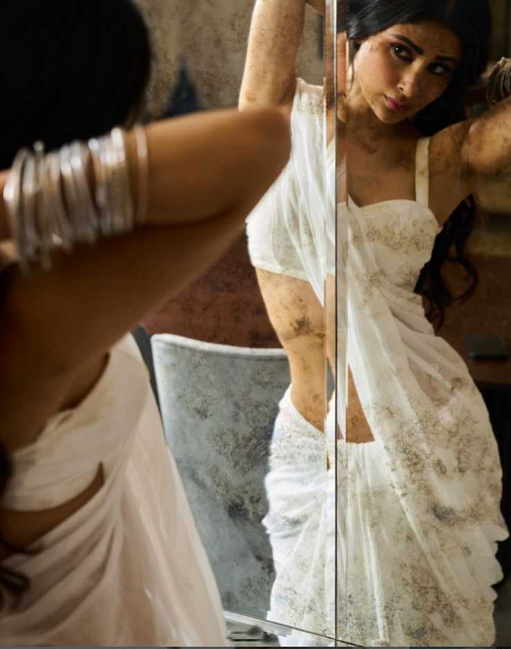 आईने के सामने मौनी रॉय ने फ्लॉन्ट की अपनी पतली कमरिया, साड़ी पहन लगाया ग्लैमरस का तड़का 2 1722078987 9482