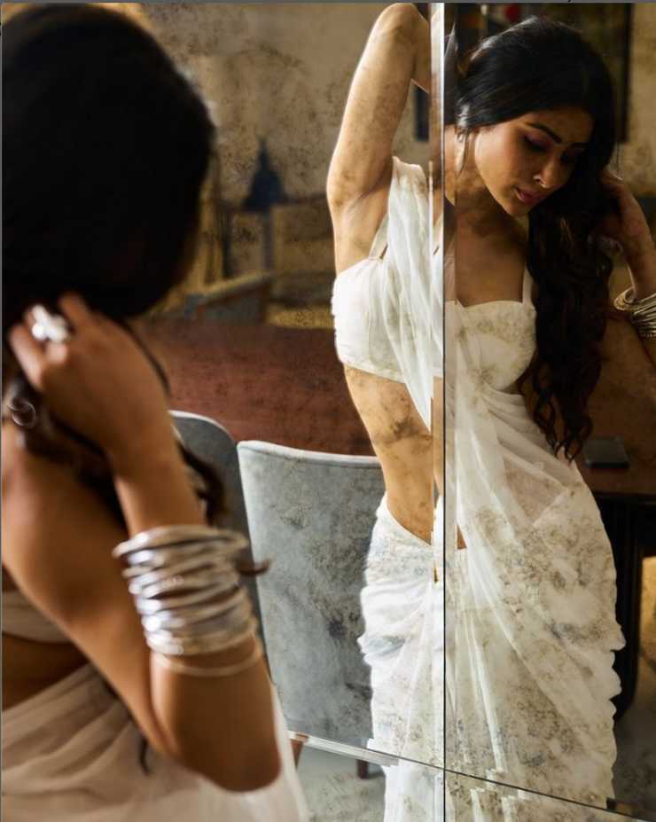 आईने के सामने मौनी रॉय ने फ्लॉन्ट की अपनी पतली कमरिया, साड़ी पहन लगाया ग्लैमरस का तड़का 3 1722079011 1668