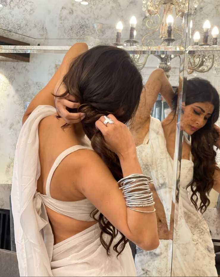 आईने के सामने मौनी रॉय ने फ्लॉन्ट की अपनी पतली कमरिया, साड़ी पहन लगाया ग्लैमरस का तड़का 5 1722079045 6667