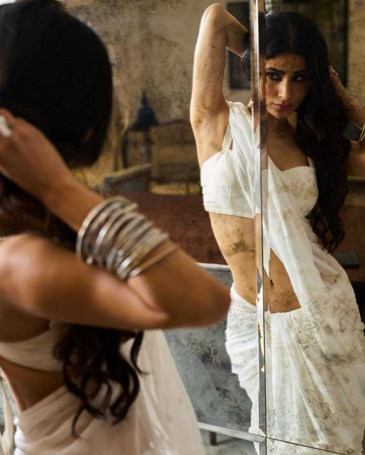 आईने के सामने मौनी रॉय ने फ्लॉन्ट की अपनी पतली कमरिया, साड़ी पहन लगाया ग्लैमरस का तड़का 6 1722079062 4956