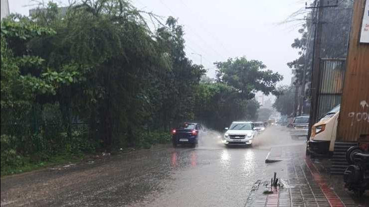 Weather Updates: बेंगलुरु, केरल और आंध्रप्रदेश में मूसलधार बारिश, दिल्ली में हवा हुई जहरीली