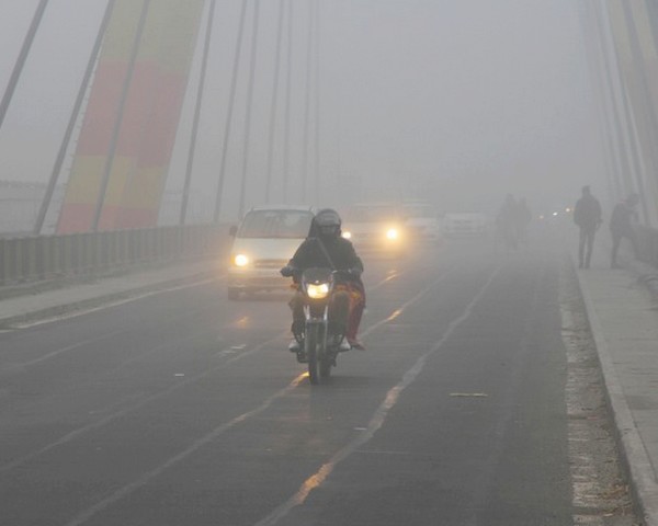 उत्तर भारत में बारिश-शीतलहर ने बढ़ाई ठिठुरन, कई हिस्सों में तापमान में गिरावट, हिमाचल में हिमपात