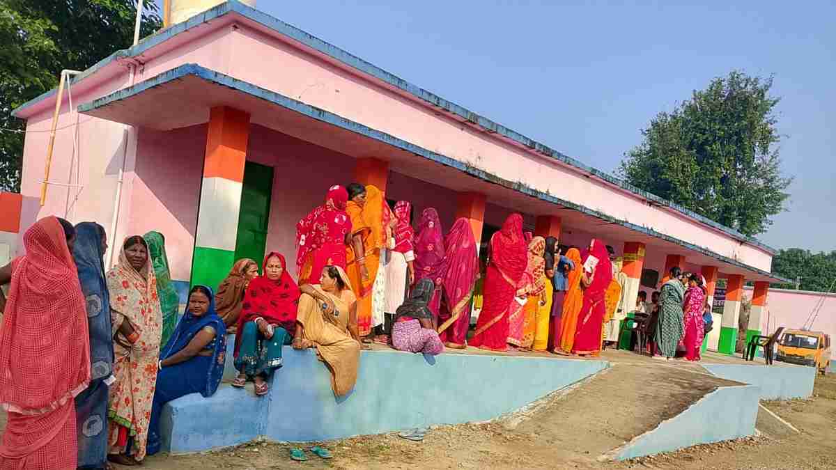 क्या धीमी गति से चल रहा है मतदान, राजद के आरोपों पर चुनाव आयोग ने दिया यह जवाब