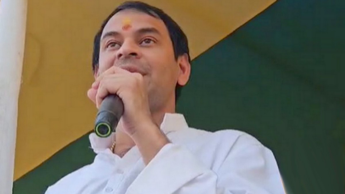 हरा गमछा देख क्‍यों भड़के तेज प्रताप यादव, जनसभा में सिपाही को दिया सख्त आदेश