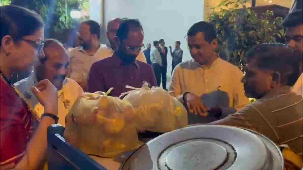 चुनाव प्रचार के बीच स्मृति ईरानी की गोलगप्पा पार्टी, वीडियो वायरल