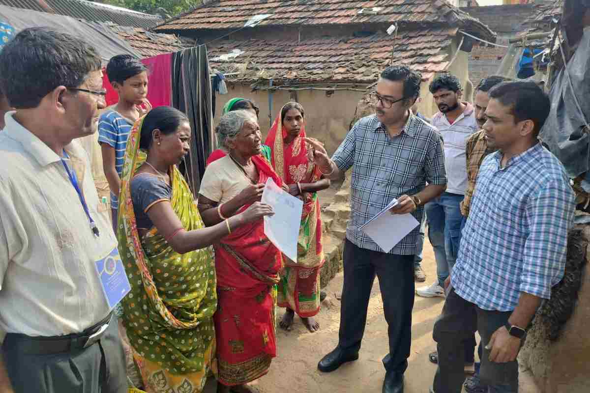 बंगाल में चाय की दुकानों पर फॉर्म बांट रहे थे BLO, चुनाव आयोग ने लिया एक्शन