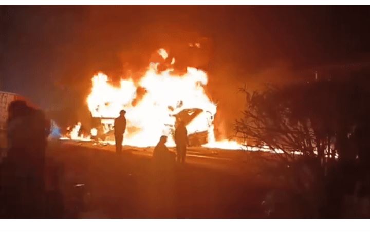 कर्नाटक में लॉरी से टक्कर के बाद बस हादसा, 10 लोगों की दर्दनाक मौत