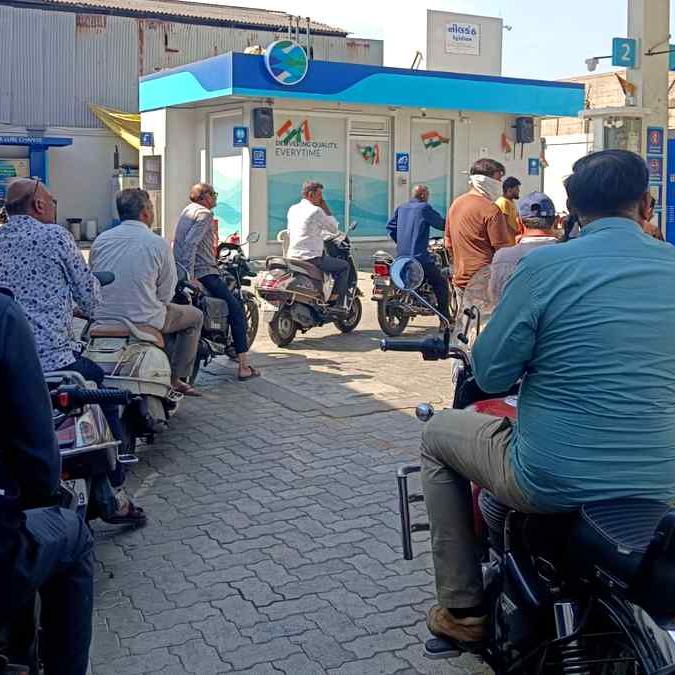 पेट्रोल-डीजल के दाम बढ़े: नायरा एनर्जी ने पेट्रोल 5 और डीजल 3 रुपए किया महंगा