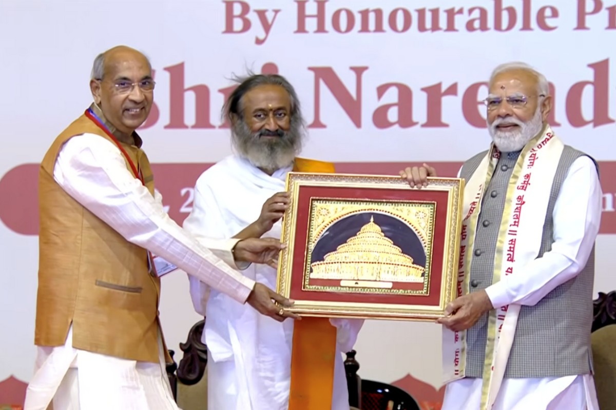 'आर्ट ऑफ लिविंग' के 45वें वर्षगांठ समारोह में शामिल हुए PM मोदी, बोले- जब...