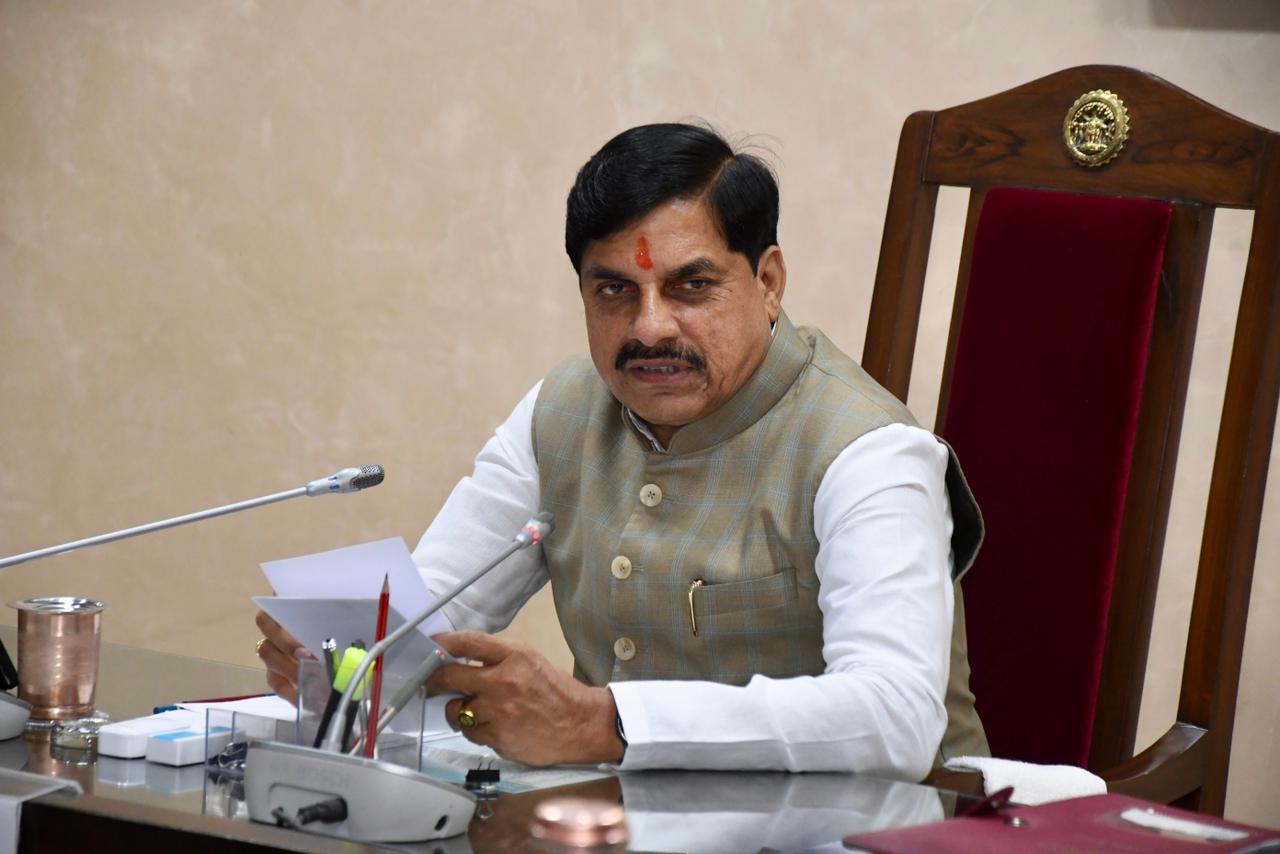MP IAS Transfer: 29 IAS अधिकारियों के तबादले, कर्मवीर शर्मा बने भोपाल के नए संभागायुक्त
	
		
	मध्यप्रदेश में कर्मचारियों-अधिकारियों के तबादले की समय सीमा खत्म होने के बाद अब प्रदेश में आईएएस अफसरों की बड़ी प्रशासनिक सर्जरी की है। राज्य सरकार ने 29 आईएएस अधिकारियों को नई जिम्मेदारी सौंपी है। 

	सामान्य प्रशासन विभाग द्वारा जारी सूची में भोपाल और रीवा संभाग के कमिश्नरों को बदलने के साथ-साथ कई महत्वपूर्ण विभागों के प्रमुख सचिवों और सचिवों के प्रभार में भी बदलाव किया गया है। 

	
		
			सामान्य प्रशासन विभाग द्वारा भारतीय प्रशासनिक सेवा के अधिकारियों की नवीन पदस्थापना के आदेश जारी @JansamparkMP pic.twitter.com/JTkd9DGhKF
		— GAD, MP (@GADdeptmp) June 17, 2026
	
	
		कर्मवीर शर्मा को भोपाल संभाग का नया कमिश्नर नियुक्त किया गया है। शर्मा वर्तमान में खाद्य, नागरिक आपूर्ति एवं उपभोक्ता संरक्षण विभाग के आयुक्त और सचिव थे। Edited by : Sudhir Sharma
