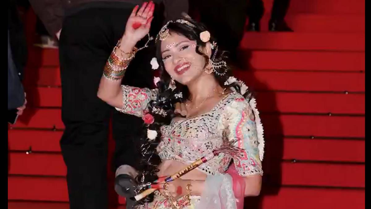 Cannes 2026 में सान्या ठाकुर का राधा रानी अवतार, रेड कार्पेट पर छाई भारतीय संस्कृति