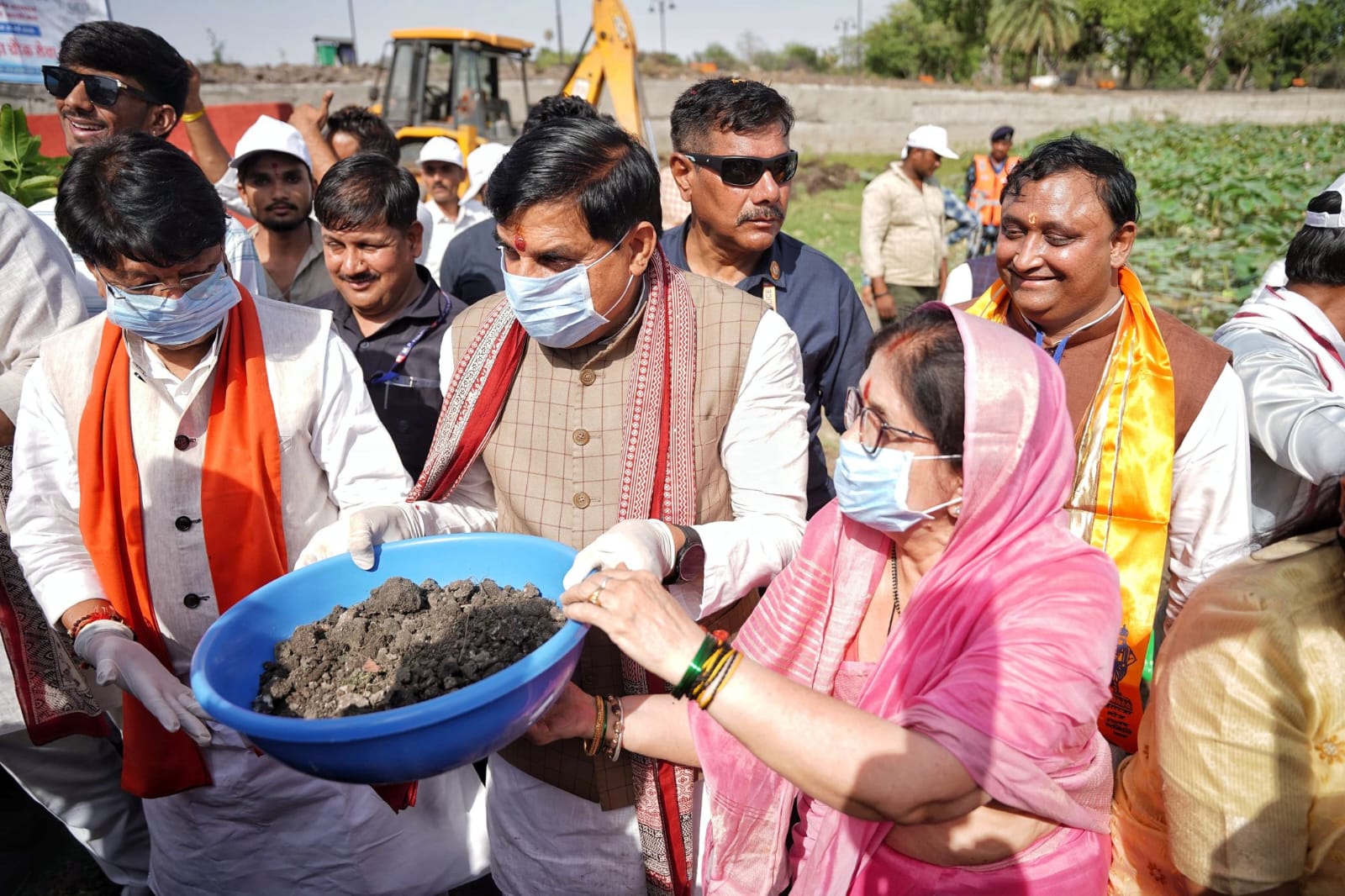 मुख्यमंत्री डॉ. मोहन यादव ने गंगा दशहरा पर देवी सागर तालाब में किया श्रमदान