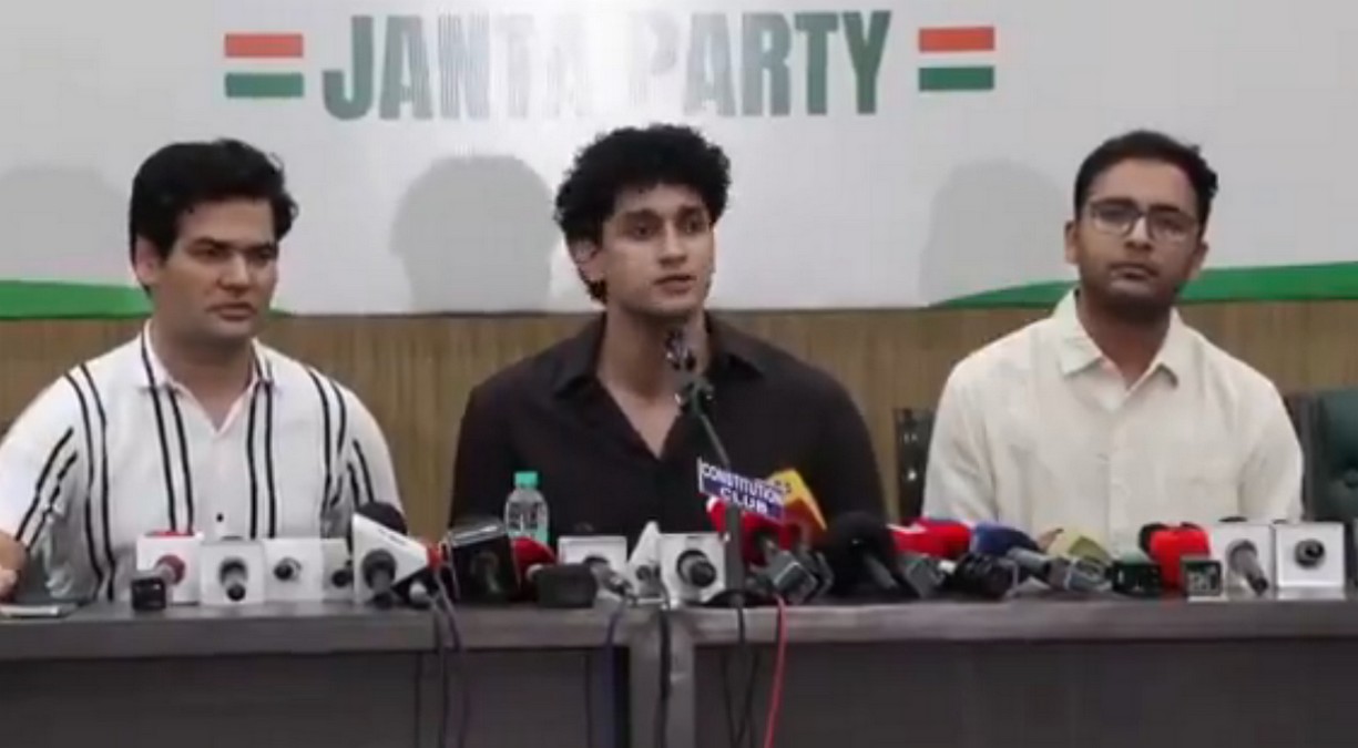 Cockroach Janata Party की पहली प्रेस कॉन्फ्रेंस, जंतर-मंतर पर प्रदर्शन को लेकर किया यह बड़ा ऐलान, सरकार से बातचीत को भी तैयार
	
		
			
	
	सोशल मीडिया पर तहलका मचाने वाली कॉकरोच जनता पार्टी (Cockroach Janata Party) ने अपनी पहली प्रेस कॉन्फ्रेंस की। पार्टी ने कहा कि वह अपनी मांगों पर सरकार और विपक्ष दोनों से बातचीत करने के लिए तैयार है।  CJP की मुख्य मांग केंद्रीय शिक्षा मंत्री धर्मेंद्र प्रधान के इस्तीफे की है। पार्टी ने आरोप लगाया कि NEET और CBSE से जुड़े विवादों में अब तक जवाबदेही तय नहीं की गई है। CJP ने दावा किया है कि प्रसिद्ध जलवायु कार्यकर्ता सोनम वांगचुक भी इस प्रदर्शन में शामिल होंगे।

	
		ALSO READ: Delhi fire : दिल्ली के मालवीय नगर में भीषण आग, 21 लोगों की मौत, होटल मालिक लवकेश बजाज गिरफ्तार


	 

	NEET और CBSE परीक्षा विवाद को लेकर बनने वाले नए राजनीतिक मंच कॉकरोच जनता पार्टी (CJP) ने 6 जून को दिल्ली में प्रस्तावित प्रदर्शन से पहले अपनी मांगों को लेकर पहली प्रेस कॉन्फ्रेंस की। पार्टी के प्रवक्ता और स्वतंत्र पत्रकार सौरव दास ने कहा कि हम हर किसी से बातचीत के लिए तैयार हैं, चाहे वह सत्ता पक्ष हो या विपक्ष। 

	
		ALSO READ: WhatsApp ला रहा नया Scam Alert फीचर, अनजान मैसेज पर मिलेगी चेतावनी; यूजर्स खुद तय करेंगे क्या करना है


	
		
			VIDEO | Delhi: Investigative journalist Saurav Das, who is serving as chief spokesperson of Cockroach Janta Party (CJP) addressing a press conference says, “Abhijeet Dipke will land in Delhi on June 6 morning at 8 AM. He has called upon his supporters to come to the airport and… pic.twitter.com/tnEc0eeyht
		— Press Trust of India (@PTI_News) June 3, 2026
	
	
		युवाओं से की अपील
	
		उन्होंने देशभर के युवाओं से 6 जून को प्रस्तावित प्रदर्शन में शामिल होने की अपील करते हुए कहा कि यह किसी राजनीतिक दल का कार्यक्रम नहीं, बल्कि व्यवस्था में जवाबदेही तय करने की लड़ाई है।  हाल ही में दिल्ली हाईकोर्ट ने कथित सोशल मीडिया अभियान से जुड़े एक मामले में सौरव दास और आम आदमी पार्टी के नेता गोपाल राय को नोटिस जारी किया था।
		
			ALSO READ: ममता बनर्जी की TMC में बड़ी टूट, ऋतब्रत बनर्जी के साथ 60 विधायक, चुने गए विपक्ष के नेता, स्पीकर ने बागी गुट को दी मंजूरी
		हालांकि CJP का कहना है कि उनका आंदोलन केवल शिक्षा व्यवस्था में पारदर्शिता और जवाबदेही सुनिश्चित करने के लिए है। उन्होंने CBSE अध्यक्ष राहुल सिंह और सचिव हिमांशु गुप्ता के तबादले को पार्टी ने केवल 'आंखों में धूल झोंकने' वाला कदम बताया है।
	
		 
	
		उन्होंने यह भी बताया कि 6 जून को सुबह 8 बजे दिल्ली पहुंचने के बाद पार्टी से जुड़े अभिजीत दिपके जंतर-मंतर पर प्रदर्शन की अनुमति लेने के लिए संसद मार्ग थाने जाएंगे। दिपके वर्तमान में अमेरिका में उच्च शिक्षा प्राप्त कर रहे हैं और पहले आम आदमी पार्टी की सोशल मीडिया टीम के कोर सदस्य रह चुके हैं।
	
		
			ALSO READ: कर्नाटक को मिला नया CM, डीके शिवकुमार ने ली शपथ, सिद्धारमैया युग का हुआ अंत
	
	
		शिक्षा मंत्री के इस्तीफे की मांग 
	
		सौरव दास ने कहा कि हम लगातार शिक्षा मंत्री के इस्तीफे की मांग कर रहे हैं, लेकिन अब तक उनके खिलाफ कोई कार्रवाई नहीं हुई है। केवल अधिकारियों के तबादले को कार्रवाई के तौर पर पेश किया जा रहा है, जबकि समस्या पूरे सिस्टम में है। पार्टी की एक अन्य प्रवक्ता विजेता दहिया ने कहा कि यदि अभिजीत दिपके के खिलाफ पुलिस कार्रवाई होती है तो इससे आंदोलन को और समर्थन मिलेगा। Edited by: Sudhir Sharma
	
		
			ALSO READ: Lava Bold N2 5G : यह भारत का सबसे सस्ता स्मार्टफोन, 6000mAh बैटरी, Android 16 और 120Hz डिस्प्ले
	
	
		दिपके की गिरफ्तारी का डर 
	
		उन्होंने कहा कि अगर सोनम वांगचुक को गिरफ्तार किया जा सकता है, तो दिपके को भी किया जा सकता है। लेकिन यदि ऐसा हुआ, तो और अधिक लोग हमारे साथ जुड़ेंगे। प्रदर्शन स्थल को लेकर पूछे गए सवाल पर पार्टी पदाधिकारी आशुतोष रांका ने कहा कि उन्हें उम्मीद है कि प्रशासन जंतर-मंतर पर शांतिपूर्ण प्रदर्शन की अनुमति देगा।   उन्होंने कहा कि जंतर-मंतर हमेशा से लोकतांत्रिक और शांतिपूर्ण विरोध का केंद्र रहा है। हमें विश्वास है कि पुलिस हमें अनुमति देगी।  Edited by: Sudhir Sharma


