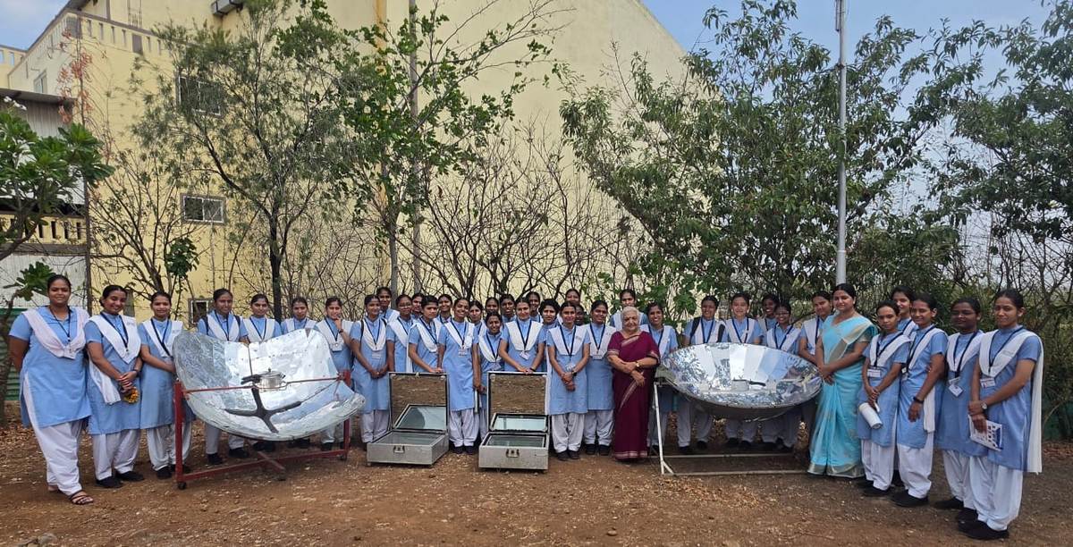 नर्सिंग के छात्रों ने पद्मश्री डॉ. जनक पलटा ...