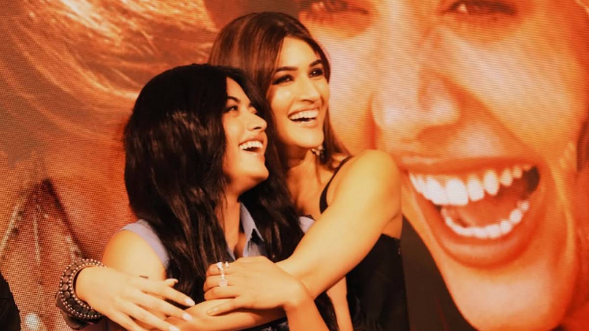 'कॉकटेल 2' के प्रमोशन इवेंट में बेकाबू हुई भीड़, रश्मिका मंदाना के लिए ढाल बनीं कृति सेनन, वीडियो वायरल