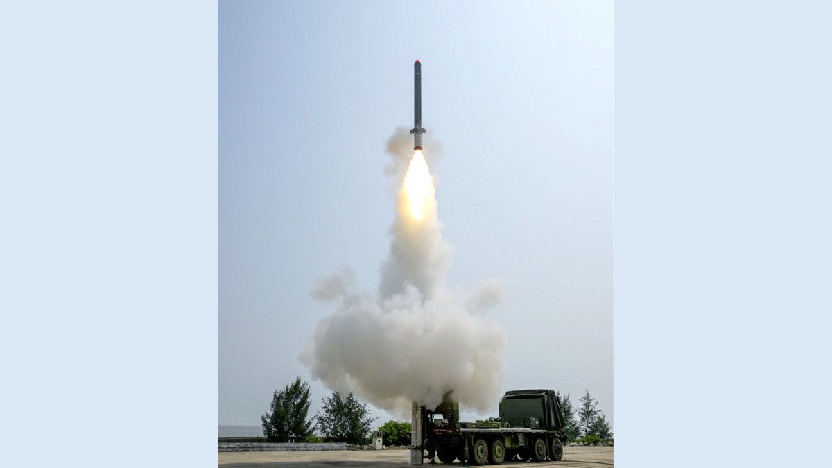 DRDO ने किया लंबी दूरी की क्रूज मिसाइल का सफल परीक्षण, भारत को बड़ी कामयाबी
भारत ने रक्षा क्षेत्र में एक और महत्वपूर्ण उपलब्धि हासिल करते हुए लंबी दूरी की भूमि हमला क्रूज मिसाइल (Long Range Land Attack Cruise Missile – LRLACM) का सफल उड़ान परीक्षण किया है। रक्षा अनुसंधान एवं विकास संगठन (DRDO) ने 15 जून 2026 को ओडिशा तट के पास स्थित डॉ. एपीजे अब्दुल कलाम द्वीप से इस स्वदेशी मिसाइल का सफल परीक्षण किया।
डीआरडीओ के अनुसार, परीक्षण के दौरान निर्धारित सभी उद्देश्यों को पूरी तरह हासिल कर लिया गया। चांदीपुर स्थित इंटीग्रेटेड टेस्ट रेंज (ITR) द्वारा तैनात विभिन्न ट्रैकिंग उपकरणों से प्राप्त आंकड़ों ने मिसाइल के प्रदर्शन को सफल साबित किया।
ALSO READ: 4 महीने के युद्ध को खत्म करने पर सहमत अमेरिका-ईरान, ट्रंप, जेडी वेंस और ईरानी संसद अध्यक्ष ने MoU पर किए हस्ताक्षर
LRLACM पूरी तरह स्वदेशी तकनीक से विकसित की गई मिसाइल है, जिसके सभी प्रमुख उप-प्रणालियों का विकास डीआरडीओ की विभिन्न प्रयोगशालाओं और भारतीय उद्योग साझेदारों ने मिलकर किया है। इस परियोजना की नोडल प्रयोगशाला बेंगलुरु स्थित एयरोनॉटिकल डेवलपमेंट एस्टैब्लिशमेंट (ADE) रही।
ALSO READ: Honor करने वाला है धमाका, आने वाला है 10,000mAh बैटरी और 10,000 Nits ब्राइटनेस वाला सस्ता स्मार्टफोन
मिसाइल के परीक्षण के दौरान डीआरडीओ के वरिष्ठ अधिकारी तथा भारतीय नौसेना और भारतीय वायुसेना के प्रतिनिधि भी मौजूद रहे। रक्षा मंत्री राजनाथ सिंह ने LRLACM के सफल परीक्षण पर डीआरडीओ की टीम और उद्योग सहयोगियों को बधाई दी। वहीं रक्षा सचिव, रक्षा अनुसंधान एवं विकास विभाग (R&D) के सचिव तथा डीआरडीओ के अध्यक्ष राजेश कुमार सिंह ने लॉन्च के दौरान सभी गतिविधियों की निगरानी की और इस उपलब्धि के लिए पूरी टीम को शुभकामनाएं दीं।
Long Range Land Attack Cruise Missile (LRLACM) was successfully flight tested from Dr APJ Abdul Kalam Island off the coast of Odisha on 15th June 2026.https://t.co/wVYJauGjNQ pic.twitter.com/nutCCfzWEd
— DRDO (@DRDO_India) June 15, 2026
इस सफल परीक्षण को भारत की स्वदेशी रक्षा क्षमताओं को मजबूत करने और लंबी दूरी तक सटीक हमला करने वाली मिसाइल तकनीक में आत्मनिर्भरता की दिशा में एक बड़ा कदम माना जा रहा है। Edited by: Sudhir Sharma
DRDO ने किया लंबी दूरी की क्रूज मिसाइल का सफल परीक्षण, भारत को बड़ी कामयाबी
भारत ने रक्षा क्षेत्र में एक और महत्वपूर्ण उपलब्धि हासिल करते हुए लंबी दूरी की भूमि हमला क्रूज मिसाइल (Long Range Land Attack Cruise Missile – LRLACM) का सफल उड़ान परीक्षण किया है। रक्षा अनुसंधान एवं विकास संगठन (DRDO) ने 15 जून 2026 को ओडिशा तट के पास स्थित डॉ. एपीजे अब्दुल कलाम द्वीप से इस स्वदेशी मिसाइल का सफल परीक्षण किया।
डीआरडीओ के अनुसार, परीक्षण के दौरान निर्धारित सभी उद्देश्यों को पूरी तरह हासिल कर लिया गया। चांदीपुर स्थित इंटीग्रेटेड टेस्ट रेंज (ITR) द्वारा तैनात विभिन्न ट्रैकिंग उपकरणों से प्राप्त आंकड़ों ने मिसाइल के प्रदर्शन को सफल साबित किया।
ALSO READ: 4 महीने के युद्ध को खत्म करने पर सहमत अमेरिका-ईरान, ट्रंप, जेडी वेंस और ईरानी संसद अध्यक्ष ने MoU पर किए हस्ताक्षर
LRLACM पूरी तरह स्वदेशी तकनीक से विकसित की गई मिसाइल है, जिसके सभी प्रमुख उप-प्रणालियों का विकास डीआरडीओ की विभिन्न प्रयोगशालाओं और भारतीय उद्योग साझेदारों ने मिलकर किया है। इस परियोजना की नोडल प्रयोगशाला बेंगलुरु स्थित एयरोनॉटिकल डेवलपमेंट एस्टैब्लिशमेंट (ADE) रही।
ALSO READ: Honor करने वाला है धमाका, आने वाला है 10,000mAh बैटरी और 10,000 Nits ब्राइटनेस वाला सस्ता स्मार्टफोन
मिसाइल के परीक्षण के दौरान डीआरडीओ के वरिष्ठ अधिकारी तथा भारतीय नौसेना और भारतीय वायुसेना के प्रतिनिधि भी मौजूद रहे। रक्षा मंत्री राजनाथ सिंह ने LRLACM के सफल परीक्षण पर डीआरडीओ की टीम और उद्योग सहयोगियों को बधाई दी। वहीं रक्षा सचिव, रक्षा अनुसंधान एवं विकास विभाग (R&D) के सचिव तथा डीआरडीओ के अध्यक्ष राजेश कुमार सिंह ने लॉन्च के दौरान सभी गतिविधियों की निगरानी की और इस उपलब्धि के लिए पूरी टीम को शुभकामनाएं दीं।
Long Range Land Attack Cruise Missile (LRLACM) was successfully flight tested from Dr APJ Abdul Kalam Island off the coast of Odisha on 15th June 2026.https://t.co/wVYJauGjNQ pic.twitter.com/nutCCfzWEd
— DRDO (@DRDO_India) June 15, 2026
इस सफल परीक्षण को भारत की स्वदेशी रक्षा क्षमताओं को मजबूत करने और लंबी दूरी तक सटीक हमला करने वाली मिसाइल तकनीक में आत्मनिर्भरता की दिशा में एक बड़ा कदम माना जा रहा है। Edited by: Sudhir Sharma
