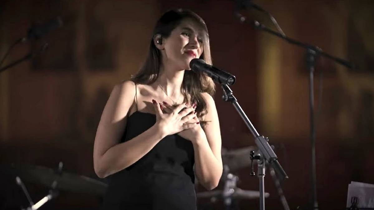 विनाहिजाब कॉन्सर्ट सादर केल्याबद्दल इराणी ...