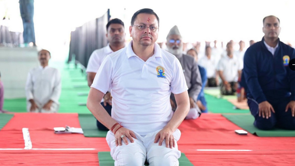 CM धामी का योग दिवस संदेश, ‘युवा स्वस्थ होंगे तभी विकसित भारत का सपना होगा साकार’
उत्तराखंड के मुख्यमंत्री पुष्कर सिंह धामी ने चंपावत के बनबसा में आयोजित 12वें अंतरराष्ट्रीय योग दिवस कार्यक्रम में हिस्सा लिया, जबकि राजधानी Dehradun के परेड ग्राउंड में भी भव्य सामूहिक योग सत्र आयोजित किया गया। इस अवसर पर मुख्यमंत्री ने प्रदेशवासियों को शुभकामनाएं देते हुए योग को भारत की अमूल्य सांस्कृतिक धरोहर बताया।
सीएम धामी ने कहा कि योग के कारण आज विश्व मंच पर भारत की अलग और विशिष्ट पहचान बनी है। उन्होंने कहा कि स्वास्थ्य, संतुलन और आध्यात्मिक उन्नति के लिए दुनिया अब भारत की योग परंपरा की ओर देख रही है। योग शरीर, श्वास और मन को एक सूत्र में बांधता है तथा व्यक्ति को स्वस्थ और अनुशासित जीवन जीने की प्रेरणा देता है। उन्होंने कहा कि नियमित योग अभ्यास तनाव को कम करने, मानसिक मजबूती बढ़ाने और जीवन में संतुलन बनाए रखने में महत्वपूर्ण भूमिका निभाता है।
मुख्यमंत्री पुष्कर सिंह धामी ने कहा कि योग केवल शारीरिक अभ्यास नहीं, बल्कि तन, मन और आत्मा को जोड़ने वाली जीवन पद्धति है। उन्होंने कहा कि भारत की सनातन परंपरा से निकला योग आज पूरी दुनिया को स्वस्थ जीवन, मानसिक संतुलन और सकारात्मक सोच का मार्ग दिखा रहा है। मुख्यमंत्री ने कहा कि प्रधानमंत्री नरेन्द्र मोदी के प्रयासों से योग को वैश्विक पहचान मिली है और आज करोड़ों लोग इसे अपनी दिनचर्या का हिस्सा बना चुके हैं। योग सीमाओं से परे मानवता को जोड़ने वाला माध्यम बन गया है। Edited by : Sudhir Sharma
CM धामी का योग दिवस संदेश, ‘युवा स्वस्थ होंगे तभी विकसित भारत का सपना होगा साकार’
उत्तराखंड के मुख्यमंत्री पुष्कर सिंह धामी ने चंपावत के बनबसा में आयोजित 12वें अंतरराष्ट्रीय योग दिवस कार्यक्रम में हिस्सा लिया, जबकि राजधानी Dehradun के परेड ग्राउंड में भी भव्य सामूहिक योग सत्र आयोजित किया गया। इस अवसर पर मुख्यमंत्री ने प्रदेशवासियों को शुभकामनाएं देते हुए योग को भारत की अमूल्य सांस्कृतिक धरोहर बताया।
सीएम धामी ने कहा कि योग के कारण आज विश्व मंच पर भारत की अलग और विशिष्ट पहचान बनी है। उन्होंने कहा कि स्वास्थ्य, संतुलन और आध्यात्मिक उन्नति के लिए दुनिया अब भारत की योग परंपरा की ओर देख रही है। योग शरीर, श्वास और मन को एक सूत्र में बांधता है तथा व्यक्ति को स्वस्थ और अनुशासित जीवन जीने की प्रेरणा देता है। उन्होंने कहा कि नियमित योग अभ्यास तनाव को कम करने, मानसिक मजबूती बढ़ाने और जीवन में संतुलन बनाए रखने में महत्वपूर्ण भूमिका निभाता है।
मुख्यमंत्री पुष्कर सिंह धामी ने कहा कि योग केवल शारीरिक अभ्यास नहीं, बल्कि तन, मन और आत्मा को जोड़ने वाली जीवन पद्धति है। उन्होंने कहा कि भारत की सनातन परंपरा से निकला योग आज पूरी दुनिया को स्वस्थ जीवन, मानसिक संतुलन और सकारात्मक सोच का मार्ग दिखा रहा है। मुख्यमंत्री ने कहा कि प्रधानमंत्री नरेन्द्र मोदी के प्रयासों से योग को वैश्विक पहचान मिली है और आज करोड़ों लोग इसे अपनी दिनचर्या का हिस्सा बना चुके हैं। योग सीमाओं से परे मानवता को जोड़ने वाला माध्यम बन गया है। Edited by : Sudhir Sharma