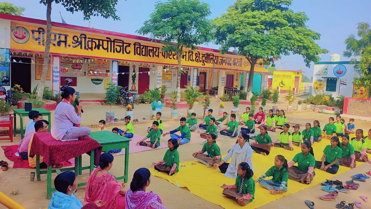 योग दिवस : परिषदीय विद्यालयों में गूंजा 'स्वस्थ जीवन' का मंत्र, 1.42 करोड़ बच्चों ने किया सामूहिक योगाभ्यास
– एससीईआरटी निदेशक गणेश कुमार बोले- योग बच्चों में अनुशासन, एकाग्रता और संतुलित व्यक्तित्व का सशक्त माध्यम
– 1.32 लाख परिषदीय विद्यालयों और 746 केजीबीवी में उत्साहपूर्वक मनाया गया अंतरराष्ट्रीय योग दिवस
– लाखों छात्र-छात्राओं, शिक्षकों और अभिभावकों ने सामूहिक योगाभ्यास में की सहभागिता
International Yoga Day : मुख्यमंत्री योगी आदित्यनाथ के नेतृत्व में उत्तर प्रदेश ने 12वें अंतरराष्ट्रीय योग दिवस पर जनभागीदारी का नया कीर्तिमान स्थापित करते हुए योग को जनआंदोलन बनाने के अपने संकल्प को और मजबूत किया। प्रदेश के 1.32 लाख परिषदीय विद्यालयों के लगभग 1.42 करोड़ छात्र-छात्राओं तथा 746 कस्तूरबा गांधी बालिका विद्यालयों में अध्ययनरत 78 हजार से अधिक छात्राओं ने सामूहिक योगाभ्यास में भाग लेकर स्वस्थ, सशक्त और जागरूक उत्तर प्रदेश का संदेश दिया।
गांव से लेकर शहर तक विद्यालय परिसर योगमय वातावरण से सराबोर नजर आए, जहां विद्यार्थियों, शिक्षकों, शिक्षामित्रों, अनुदेशकों, अधिकारियों और अभिभावकों ने एक साथ योगाभ्यास कर स्वस्थ जीवनशैली को अपनाने का संकल्प लिया। मुख्यमंत्री योगी आदित्यनाथ के मार्गदर्शन में पिछले वर्षों में योग को विद्यालयी जीवन, जनस्वास्थ्य और सामाजिक जागरूकता से जोड़ने की दिशा में लगातार प्रयास किए गए हैं।
ALSO READ: पानी की एक भी बूंद व्यर्थ न जाए, जल संरक्षण को जनआंदोलन बनाएं : योगी आदित्यनाथ
इसी का परिणाम है कि अंतरराष्ट्रीय योग दिवस अब केवल औपचारिक आयोजन न रहकर व्यापक जनसहभागिता का अभियान बन चुका है। इस वर्ष भी प्रदेशभर के परिषदीय विद्यालयों, ब्लॉक संसाधन केंद्रों, जिला मुख्यालयों और शैक्षिक संस्थानों में योग दिवस उत्साह और अनुशासन के साथ मनाया गया।
राज्य शैक्षिक अनुसंधान एवं प्रशिक्षण परिषद (एससीईआरटी), उत्तर प्रदेश के नवीन परिसर में निदेशक गणेश कुमार के नेतृत्व में सामूहिक योगाभ्यास कार्यक्रम आयोजित किया गया। अधिकारियों, शिक्षकों और कर्मचारियों ने योगाभ्यास करते हुए नियमित योग को दैनिक जीवन का हिस्सा बनाने का संकल्प लिया।
इस अवसर पर एससीईआरटी निदेशक गणेश कुमार ने कहा कि
योग भारत की प्राचीन ज्ञान परंपरा की अमूल्य धरोहर है। यह केवल शारीरिक स्वास्थ्य का माध्यम नहीं, बल्कि मानसिक एकाग्रता, आत्मानुशासन और सकारात्मक जीवन दृष्टि विकसित करने का सशक्त साधन भी है। विद्यालय स्तर पर योग को बढ़ावा देकर हम बच्चों में स्वस्थ जीवनशैली, आत्मविश्वास और संतुलित व्यक्तित्व के निर्माण की दिशा में महत्वपूर्ण कदम उठा रहे हैं।
ALSO READ: पहचान का संकट खड़ा करने वालों को अब दुत्कारती है जनता : योगी आदित्यनाथ
प्रदेशभर में आयोजित कार्यक्रमों के दौरान विद्यार्थियों ने विभिन्न योगासन, प्राणायाम और ध्यान का अभ्यास किया। लखनऊ, गौतमबुद्ध नगर, कानपुर नगर, अयोध्या, वाराणसी, मथुरा, बस्ती, मेरठ, कुशीनगर, अलीगढ़ और आजमगढ़ सहित अनेक जनपदों में विद्यालयों, बीआरसी और जिला मुख्यालयों पर विशेष योग सत्र आयोजित किए गए। शिक्षकों ने विद्यार्थियों को योग की उपयोगिता बताते हुए इसे दैनिक जीवन का हिस्सा बनाने के लिए प्रेरित किया।
ALSO READ: योगी सरकार का ‘ऑपरेशन क्लीन मेडिसिन’: आगरा में 3.63 करोड़ की नकली और एक्सपायर्ड दवाएं जब्त, 8 अवैध गोदाम सील
गुणवत्तापूर्ण शिक्षा के साथ बच्चों का शारीरिक और मानसिक विकास भी समान रूप से आवश्यक है। यही कारण है कि विद्यालयों में योग, खेलकूद और स्वास्थ्य संबंधी गतिविधियों को लगातार बढ़ावा दिया जा रहा है। अंतरराष्ट्रीय योग दिवस पर हुई अभूतपूर्व सहभागिता इस बात का प्रमाण है कि उत्तर प्रदेश में योग अब केवल एक दिवस का आयोजन नहीं, बल्कि स्वस्थ जीवन, अनुशासन, एकाग्रता और सकारात्मक सोच का जनअभियान बन चुका है।
Edited By : Chetan Gour योग दिवस : परिषदीय विद्यालयों में गूंजा 'स्वस्थ जीवन' का मंत्र, 1.42 करोड़ बच्चों ने किया सामूहिक योगाभ्यास
– एससीईआरटी निदेशक गणेश कुमार बोले- योग बच्चों में अनुशासन, एकाग्रता और संतुलित व्यक्तित्व का सशक्त माध्यम
– 1.32 लाख परिषदीय विद्यालयों और 746 केजीबीवी में उत्साहपूर्वक मनाया गया अंतरराष्ट्रीय योग दिवस
– लाखों छात्र-छात्राओं, शिक्षकों और अभिभावकों ने सामूहिक योगाभ्यास में की सहभागिता
International Yoga Day : मुख्यमंत्री योगी आदित्यनाथ के नेतृत्व में उत्तर प्रदेश ने 12वें अंतरराष्ट्रीय योग दिवस पर जनभागीदारी का नया कीर्तिमान स्थापित करते हुए योग को जनआंदोलन बनाने के अपने संकल्प को और मजबूत किया। प्रदेश के 1.32 लाख परिषदीय विद्यालयों के लगभग 1.42 करोड़ छात्र-छात्राओं तथा 746 कस्तूरबा गांधी बालिका विद्यालयों में अध्ययनरत 78 हजार से अधिक छात्राओं ने सामूहिक योगाभ्यास में भाग लेकर स्वस्थ, सशक्त और जागरूक उत्तर प्रदेश का संदेश दिया।
गांव से लेकर शहर तक विद्यालय परिसर योगमय वातावरण से सराबोर नजर आए, जहां विद्यार्थियों, शिक्षकों, शिक्षामित्रों, अनुदेशकों, अधिकारियों और अभिभावकों ने एक साथ योगाभ्यास कर स्वस्थ जीवनशैली को अपनाने का संकल्प लिया। मुख्यमंत्री योगी आदित्यनाथ के मार्गदर्शन में पिछले वर्षों में योग को विद्यालयी जीवन, जनस्वास्थ्य और सामाजिक जागरूकता से जोड़ने की दिशा में लगातार प्रयास किए गए हैं।
ALSO READ: पानी की एक भी बूंद व्यर्थ न जाए, जल संरक्षण को जनआंदोलन बनाएं : योगी आदित्यनाथ
इसी का परिणाम है कि अंतरराष्ट्रीय योग दिवस अब केवल औपचारिक आयोजन न रहकर व्यापक जनसहभागिता का अभियान बन चुका है। इस वर्ष भी प्रदेशभर के परिषदीय विद्यालयों, ब्लॉक संसाधन केंद्रों, जिला मुख्यालयों और शैक्षिक संस्थानों में योग दिवस उत्साह और अनुशासन के साथ मनाया गया।
राज्य शैक्षिक अनुसंधान एवं प्रशिक्षण परिषद (एससीईआरटी), उत्तर प्रदेश के नवीन परिसर में निदेशक गणेश कुमार के नेतृत्व में सामूहिक योगाभ्यास कार्यक्रम आयोजित किया गया। अधिकारियों, शिक्षकों और कर्मचारियों ने योगाभ्यास करते हुए नियमित योग को दैनिक जीवन का हिस्सा बनाने का संकल्प लिया।
इस अवसर पर एससीईआरटी निदेशक गणेश कुमार ने कहा कि
योग भारत की प्राचीन ज्ञान परंपरा की अमूल्य धरोहर है। यह केवल शारीरिक स्वास्थ्य का माध्यम नहीं, बल्कि मानसिक एकाग्रता, आत्मानुशासन और सकारात्मक जीवन दृष्टि विकसित करने का सशक्त साधन भी है। विद्यालय स्तर पर योग को बढ़ावा देकर हम बच्चों में स्वस्थ जीवनशैली, आत्मविश्वास और संतुलित व्यक्तित्व के निर्माण की दिशा में महत्वपूर्ण कदम उठा रहे हैं।
ALSO READ: पहचान का संकट खड़ा करने वालों को अब दुत्कारती है जनता : योगी आदित्यनाथ
प्रदेशभर में आयोजित कार्यक्रमों के दौरान विद्यार्थियों ने विभिन्न योगासन, प्राणायाम और ध्यान का अभ्यास किया। लखनऊ, गौतमबुद्ध नगर, कानपुर नगर, अयोध्या, वाराणसी, मथुरा, बस्ती, मेरठ, कुशीनगर, अलीगढ़ और आजमगढ़ सहित अनेक जनपदों में विद्यालयों, बीआरसी और जिला मुख्यालयों पर विशेष योग सत्र आयोजित किए गए। शिक्षकों ने विद्यार्थियों को योग की उपयोगिता बताते हुए इसे दैनिक जीवन का हिस्सा बनाने के लिए प्रेरित किया।
ALSO READ: योगी सरकार का ‘ऑपरेशन क्लीन मेडिसिन’: आगरा में 3.63 करोड़ की नकली और एक्सपायर्ड दवाएं जब्त, 8 अवैध गोदाम सील
गुणवत्तापूर्ण शिक्षा के साथ बच्चों का शारीरिक और मानसिक विकास भी समान रूप से आवश्यक है। यही कारण है कि विद्यालयों में योग, खेलकूद और स्वास्थ्य संबंधी गतिविधियों को लगातार बढ़ावा दिया जा रहा है। अंतरराष्ट्रीय योग दिवस पर हुई अभूतपूर्व सहभागिता इस बात का प्रमाण है कि उत्तर प्रदेश में योग अब केवल एक दिवस का आयोजन नहीं, बल्कि स्वस्थ जीवन, अनुशासन, एकाग्रता और सकारात्मक सोच का जनअभियान बन चुका है।
Edited By : Chetan Gour