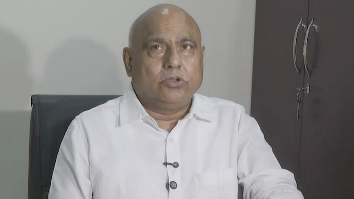 मुख्यमंत्री डॉ. मोहन पर लगे आरोपों को भाजपा ने नकारा, पार्टी ने कहा- कांग्रेस के षड्यंत्र को माफ नहीं करेगी जनता
	
		
			
	
	– भाजपा प्रदेश अध्यक्ष हेमंत खंडेलवाल ने किया आरोप का खंडन

	– प्रदेश को विकसित राज्य बनाने की ओर अग्रसर हैं मुख्यमंत्री डॉ. मोहन

	– उनके परिवार का किसी भी अवैध जमीन सौदे से कोई लेना-देना नहीं

	भारतीय जनता पार्टी की प्रदेश इकाई ने मुख्यमंत्री डॉ. मोहन यादव पर लगाए गए आरोपों का खंडन किया है। पार्टी ने कहा है कि कांग्रेस भ्रम की स्थिति निर्मित कर रही है। प्रदेश की जनता कांग्रेस के षड्यंत्र को बर्दाश्त नहीं करेगी। पार्टी का कहना है कि मुख्यमंत्री डॉ. मोहन यादव लोकप्रिय नेता हैं और प्रदेश को विकसित राज्य बनाने की दिशा में दिन-रात काम कर रहे हैं। भाजपा प्रदेश अध्यक्ष हेमंत खंडेलवाल ने कहा कि आज कांग्रेस पार्टी द्वारा हमारे लोकप्रिय मुख्यमंत्री डॉ. मोहन यादव पर जो आरोप लगाया गया, वो पूरी तरह गलत है।
	
	कांग्रेस और उनके नेताओं द्वारा भ्रम की स्थिति निर्मित करने का प्रयास किया जा रहा है। मैं समझता हूं कि इसमें बिल्कुल भी सच्चाई नहीं है। मैं बताना चाहता हूं कि हमारे मुख्यमंत्री के द्वारा साल 2023 में जो नामांकन दाखिल किया गया उसके मुताबिक उस वक्त उनके पास 17 एकड़ जो जमीन थी, वो साल 2026 में भी उतनी ही है।
	
		ALSO READ: अखिलेश यादव ने किया CM मोहन यादव का बचाव, कहा- भाजपा के निशाने पर तीन मुख्‍यमंत्री
	उनकी पत्नी सीमा यादव के नाम से 12.29 एकड़ की जो जमीन थी इसमें भी 2026 में कोई परिवर्तन नहीं हुआ। उन्होंने कहा कि एक सिद्धि विनायक कंपनी, जिसका आरोप में जिक्र किया गया, उसके पास 2023 में 68 एकड़ जमीन थी, जो जून में घटकर मात्र 65 एकड़ रह गई। मुख्यमंत्री डॉ. मोहन यादव ने साल 2017 में इसके डायरेक्टर पद से इस्तीफा दे दिया था। 

	 

	प्रदेश अध्यक्ष खंडेलवाल ने कहा कि मुख्यमंत्री के बेटे वैभव के पास भी 2023 से पहले जो 16 एकड़ जमीन थी, उसमें डॉ. मोहन यादव के मुख्यमंत्री बनने के बाद कोई परिवर्तन नहीं आया। ये सारी जमीन मास्टर प्लान लागू होने से पहले की थी। उनकी बहू शालिनी यादव द्वारा 10 एकड़ की कृषि भूमि खरीदी गई, जो मास्टर प्लान एरिया के बाहर की थी।
	
		ALSO READ: UCC पर आगे बढ़ी मोहन यादव सरकार, कमेटी ने आम नागरिकों, धर्मगुरुओं और राजनीतिक दलों से मांगी राय
	आरोपों में जिन रिश्तेदारों का जिक्र किया गया है। वो पूरी तरह से गलत है। मुख्यमंत्री और उनके परिवार का उससे कोई लेना देना नहीं है। उनके रिश्तेदारों का अपना स्वतंत्र अस्तित्व है। उन्होंने कहा कि मेरी जानकारी में यह आया है कि रिश्तेदारों पर भी जो आरोप लगाए गए, उसमें भी दिए गए तथ्य गलत हैं। मुझे बताया गया है कि ये रिश्तेदार भी अपनी बात कहेंगे और कार्रवाई करेंगे। 

	 

	कांग्रेसी पिछड़े वर्ग का नेतृत्व बर्दाश्त नहीं करती

	प्रदेश अध्यक्ष खंडेलवाल ने कहा कि किसी मुख्यमंत्री डॉ. मोहन यादव प्रदेश के विकास के लिए लगातार काम कर रहे हैं। इस प्रदेश को विकसित बना रहे हैं। चाहे किसानों की बात करें, चाहे उद्योगों के विकास की बात करें, आरोपों  डॉ. यादव इस प्रदेश को आगे ले जा रहे हैं। उनके खिलाफ कांग्रेस पार्टी षड्यंत्र रच रही है।
	
		ALSO READ: CM डॉ. मोहन यादव ने इंदौर को दी बड़ी सौगात, सड़क परियोजनाओं और विकास कार्यों की सौगात से मिलेगी नई रफ्तार
	मैं कांग्रेस पार्टी पर यह आरोप लगाना चाहता हूं कि जब-जब एक पिछड़े वर्ग का मुख्यमंत्री इस प्रदेश को मिला, चाहे उमा भारती हों, चाहे शिवराज सिंह चौहान हों या मोहन यादव हों, कांग्रेस ने उनके खिलाफ षड्यंत्र करके उनको कमजोर करने का काम किया है। समाज के ठेकेदार, जिन्हें प्रदेश में पिछड़े वर्ग का नेतृत्व स्वीकार नहीं होता, वे लगातार इस तरह के षड्यंत्र करते हैं और इस तरह एक लोकप्रिय मुख्यमंत्री को कमजोर करने का काम करते हैं।
	
	उन्होंने कहा कि मैं पूरी विनम्रता के साथ, पूरी सख्ती के साथ कांग्रेस के आरोपों का खंडन करता हूं। कांग्रेसी कामों में उन्हें पीछे नहीं कर सके तो इस तरह का षड्यंत्र कर रहे हैं। इसे प्रदेश की जनता कतई बर्दाश्त नहीं करेगी।
	Edited By : Chetan Gour 
