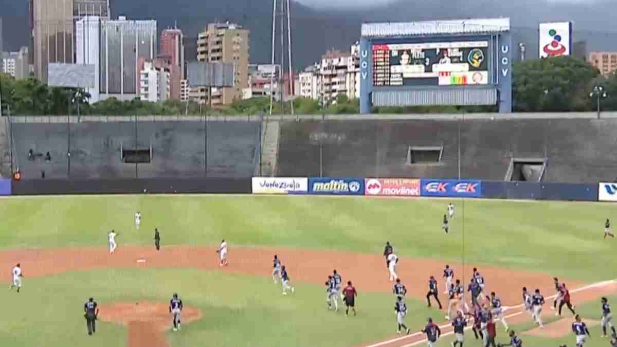 venezuela earthquake : players run away from ground