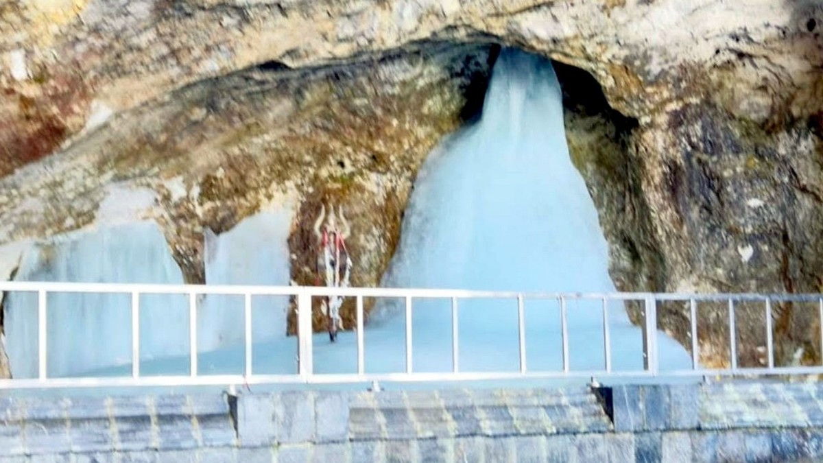 गर्मी में तेजी से पिघल रहा अमरनाथ हिमलिंग, ...