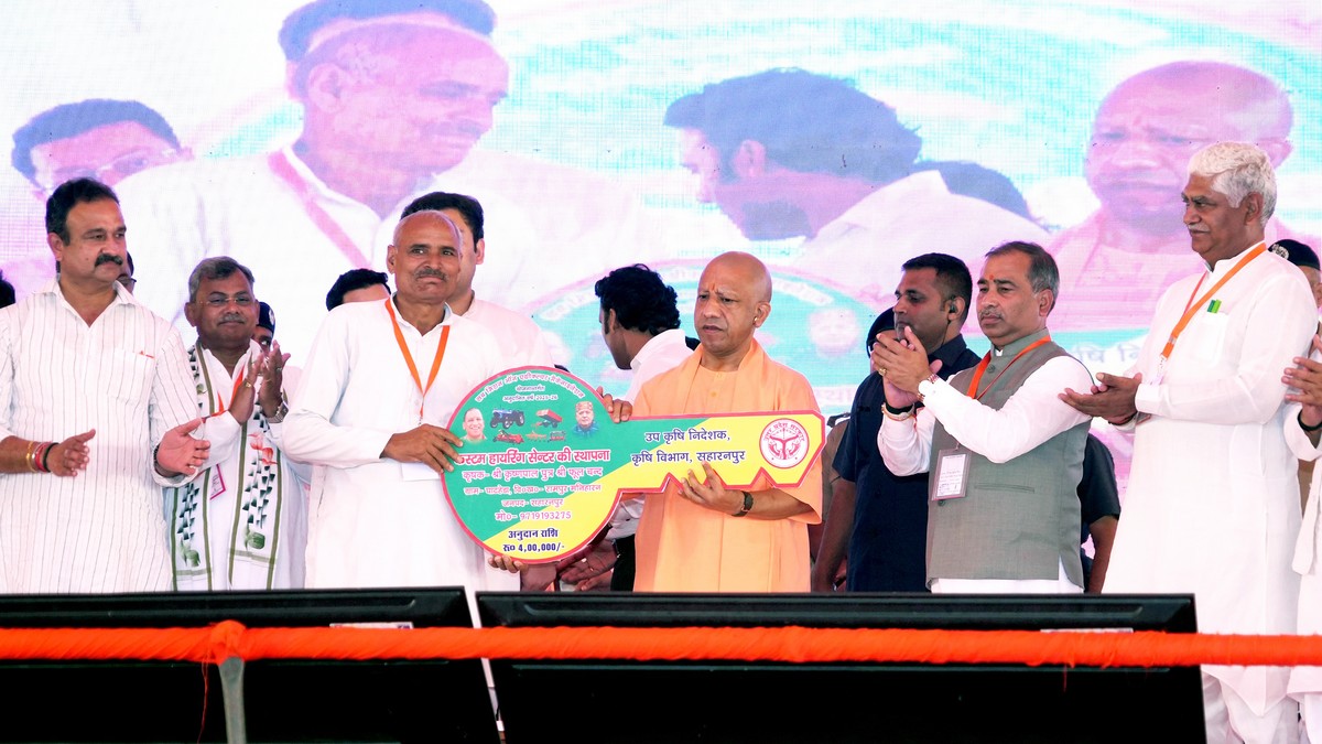 Chief Minister Yogi handed over acceptance letters, keys and tool kits to beneficiaries of government schemes