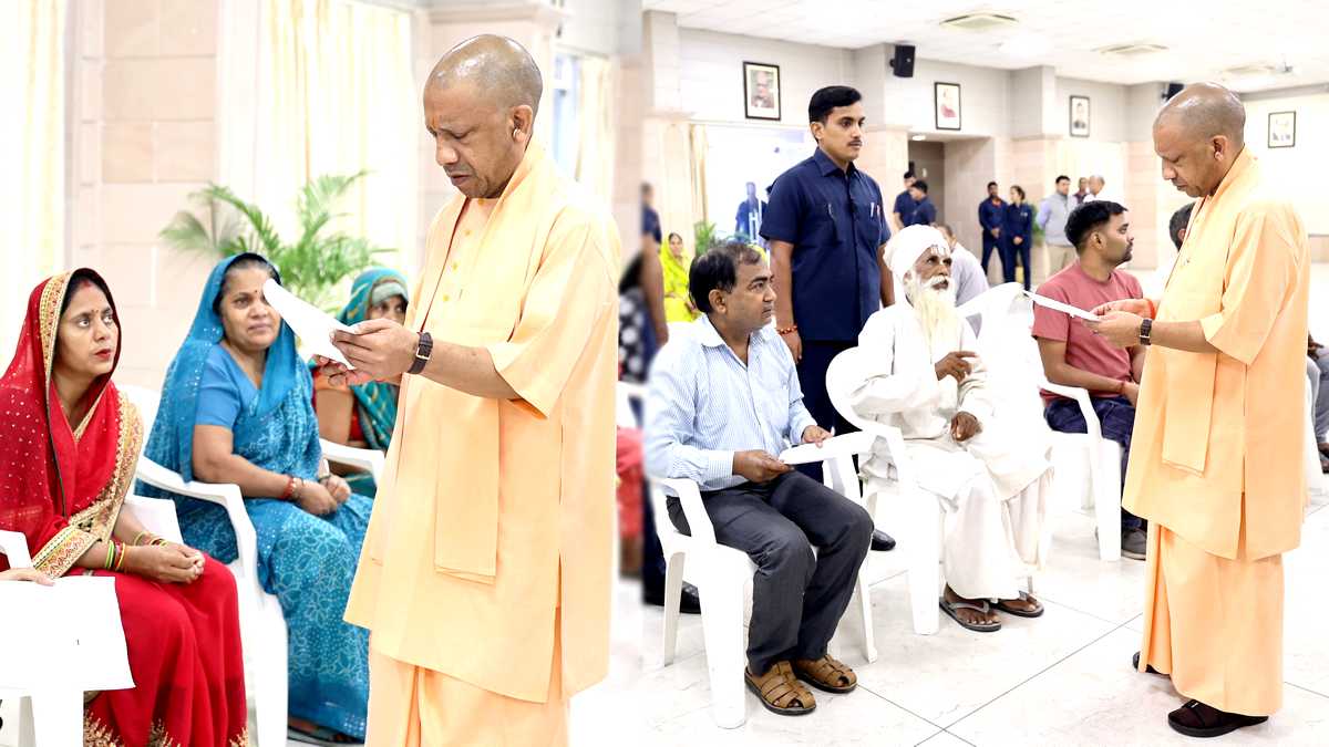 CM योगी के जनता दर्शन कार्यक्रम में हर समस्या का ...