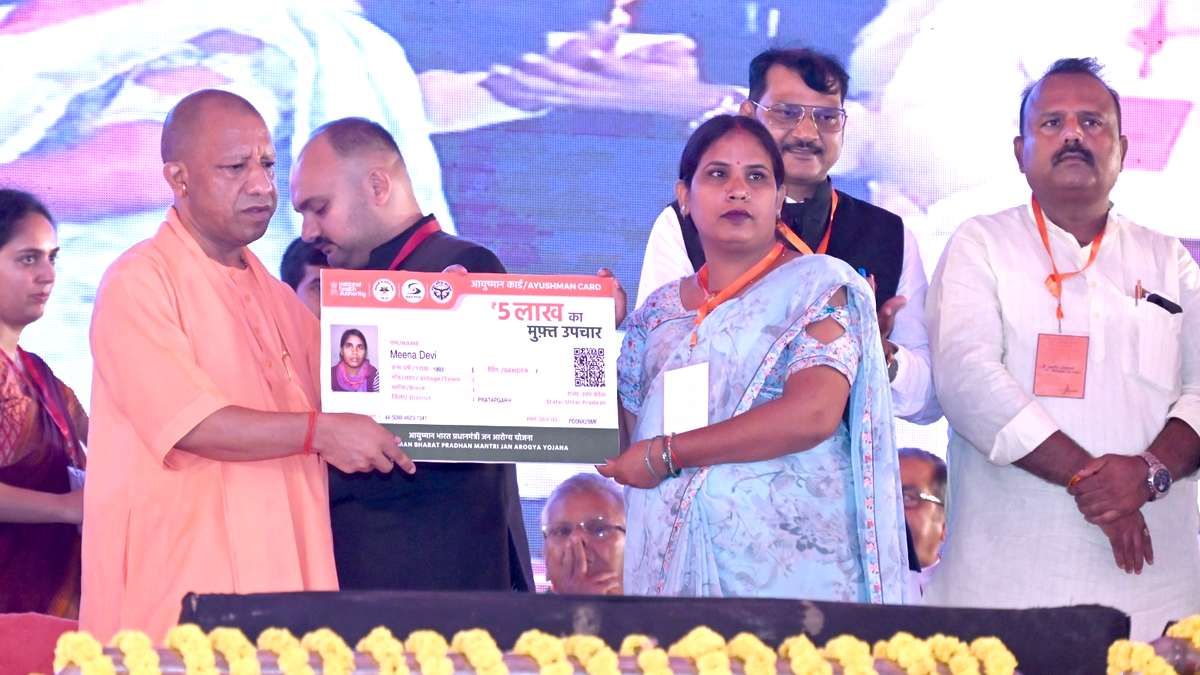 CM योगी के हाथों योजनाओं का लाभ पाकर खिले ...