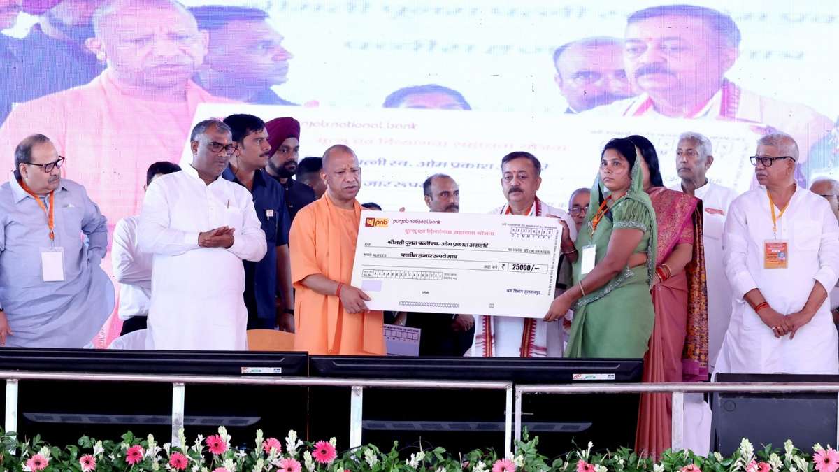सीएम योगी ने सुल्तानपुर में वितरित किए चेक व ...
