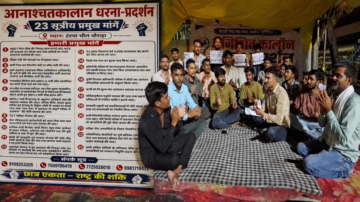 नीट पेपर लीक से लेकर कई मांगों के लिए 8 दिन से ...